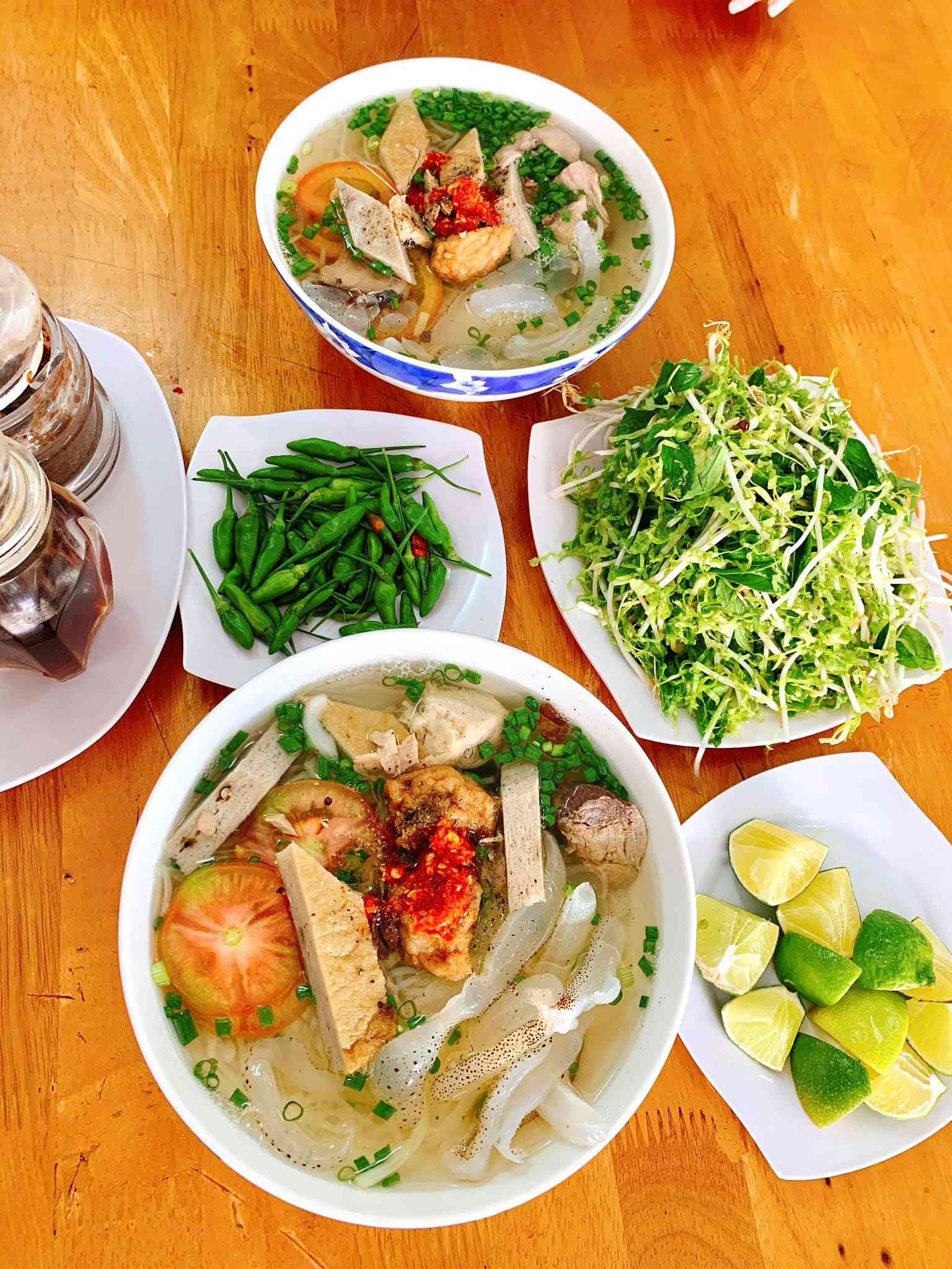 Bun sua Nha Trang, soupe de nouilles avec sua bien (meduses) croquantes et bouillon de poisson clair, specialite rafraichissante de la ville cotiere