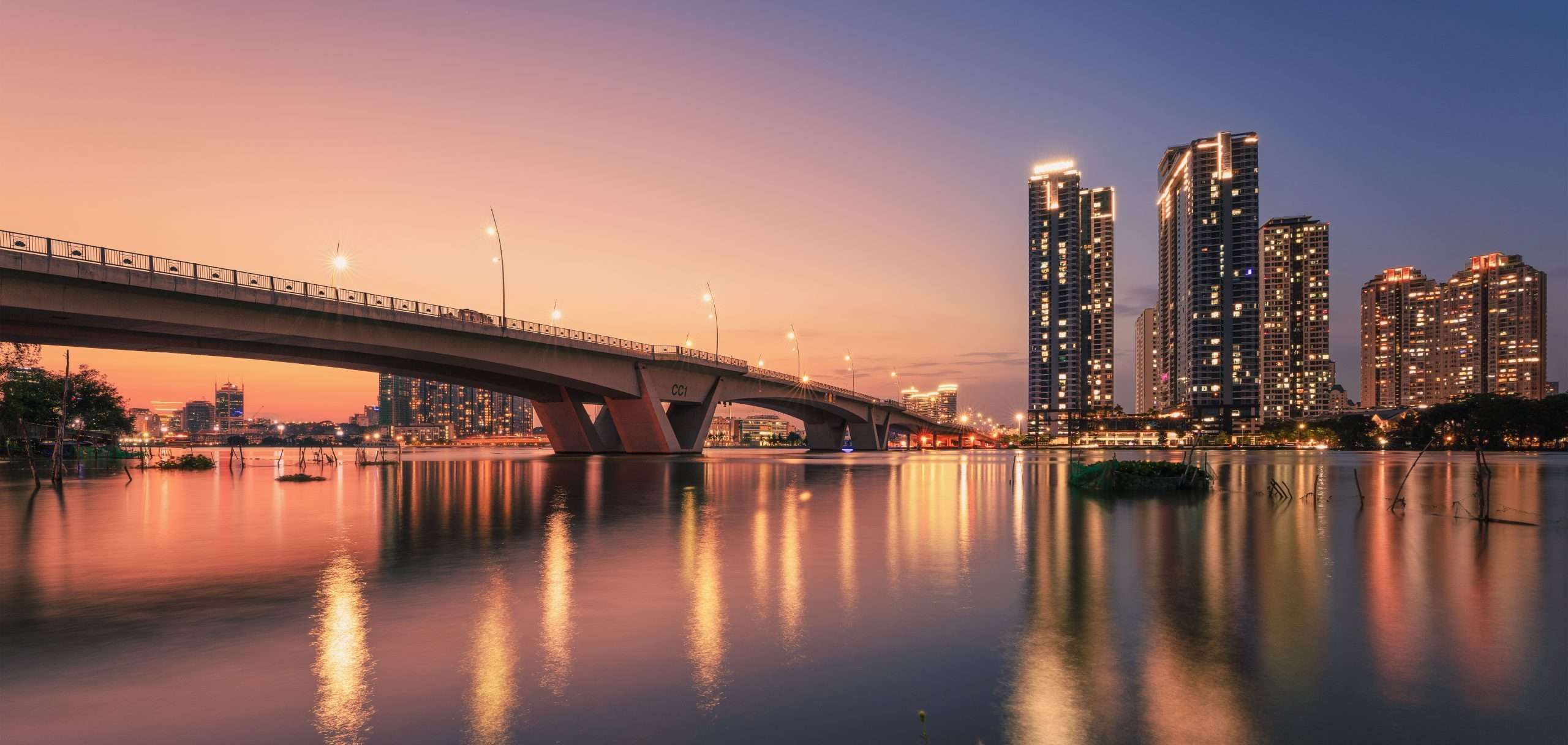 Pont suspendu enjambant la rivière Saigon, à proximité de l'ouvrage souterrain reliant les deux rives