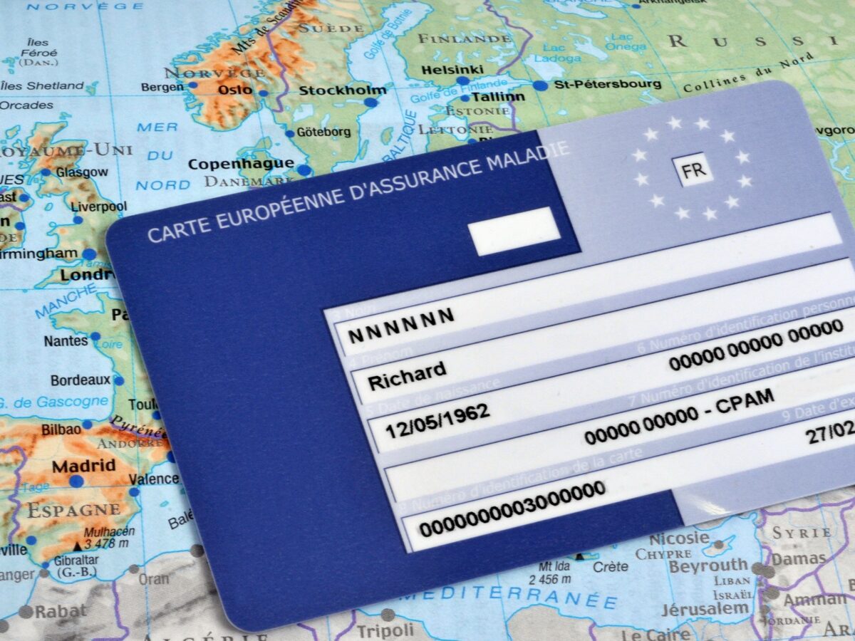 Carte Européenne d'Assurance Maladie (CEAM) posée sur une carte de l'Europe