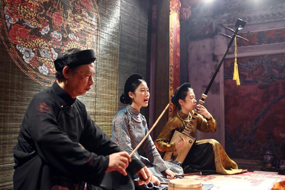 Chanteuse de ca tru accompagnée du dan day et du trong chau