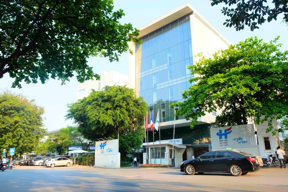 Façade de l'Hôpital Français de Hanoï, issu d'une coopération médicale franco-vietnamienne historique