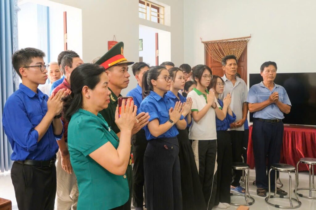Volontaires et habitants recueillis lors de la cérémonie de dâng hương en hommage aux héros et martyrs, campagne Hạ Chí 2026