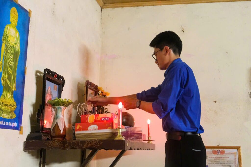 Un volontaire allume une bougie sur l'autel familial d'un martyr de la patrie, campagne Hạ Chí 2026