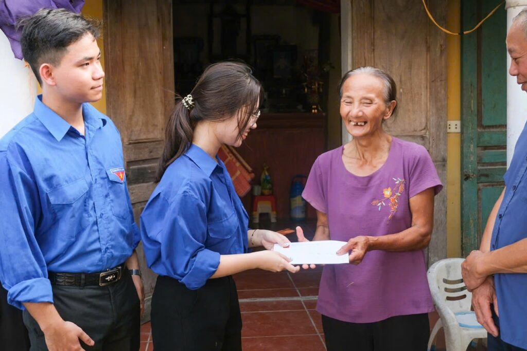 Des volontaires remettent une aide financière à une famille de martyr, campagne Hạ Chí 2026