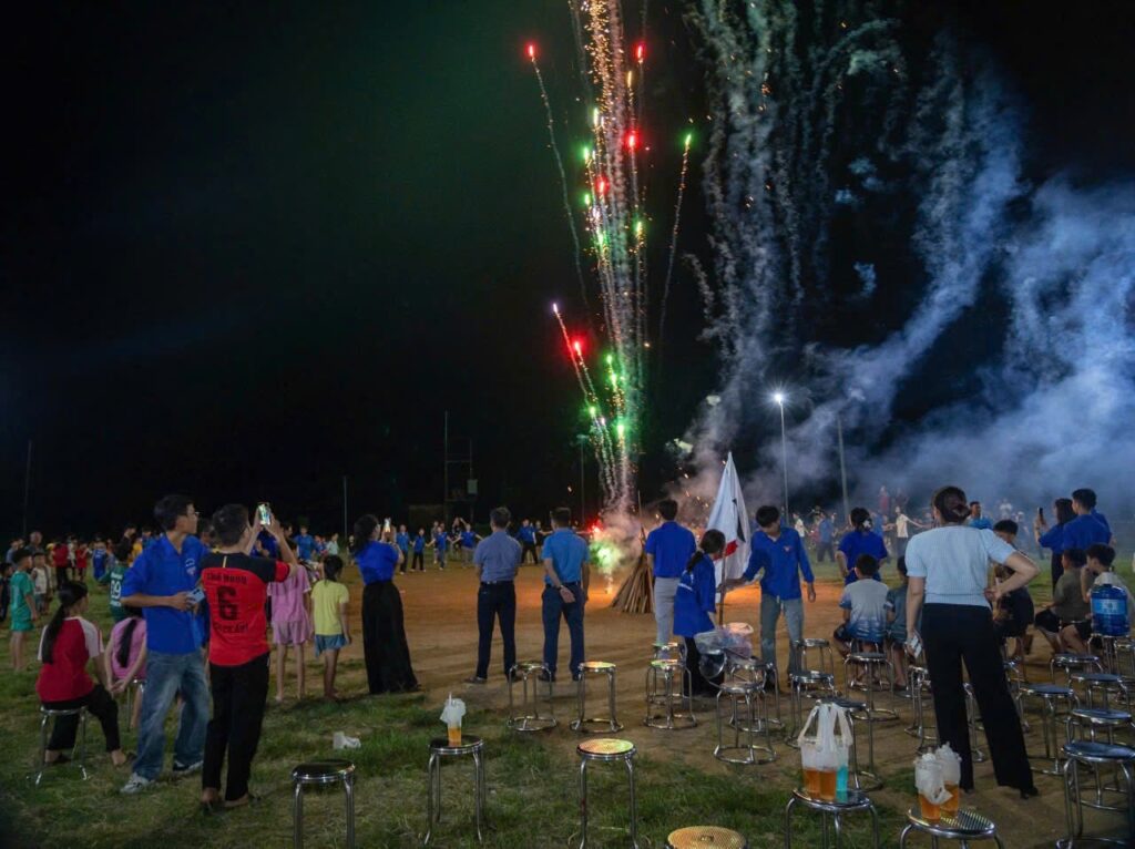 Feu d'artifice lors de la veillée « Đêm hội tuổi trẻ » (soirée festive de la jeunesse), campagne Hạ Chí 2026, Ứng Thiên