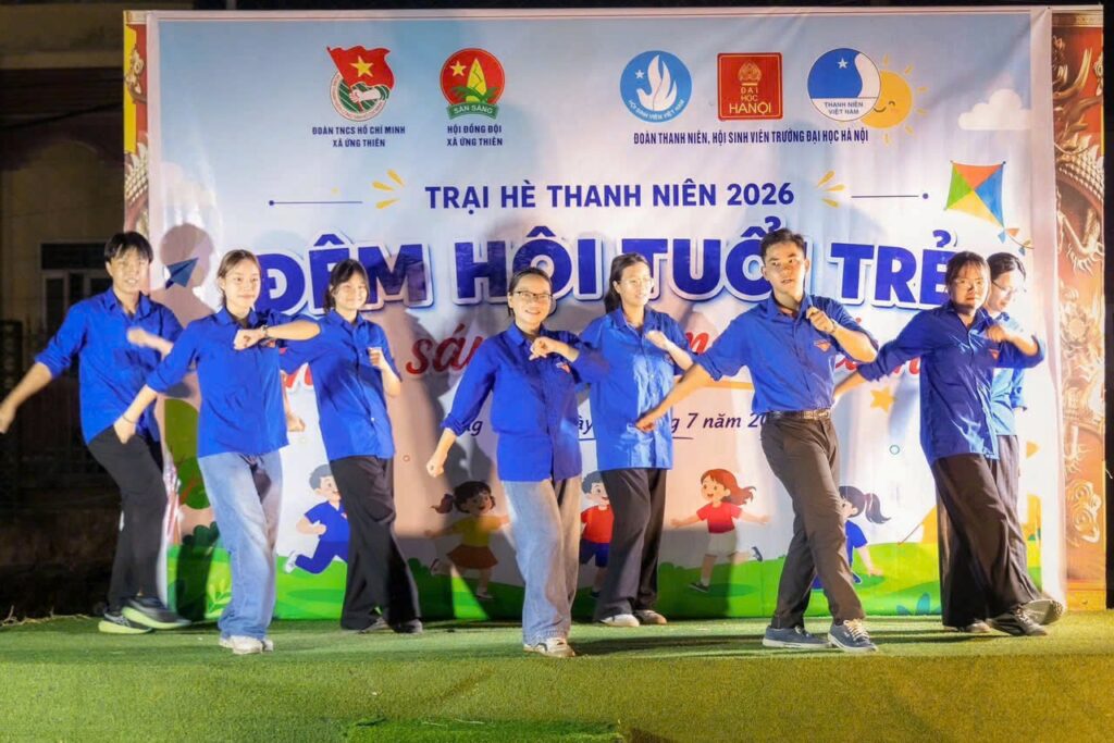 Volontaires de la campagne Hạ Chí 2026 sur scène lors de la soirée « Đêm hội tuổi trẻ », Ứng Thiên