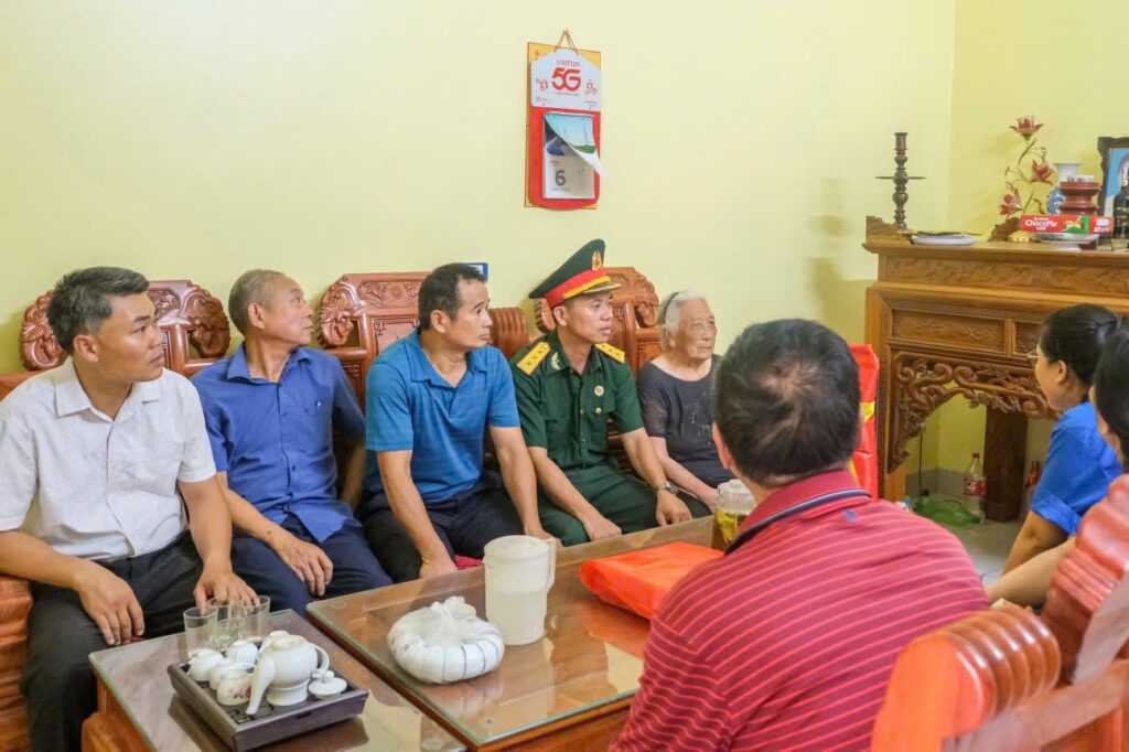 Échange avec une famille de martyr et un officier militaire local, campagne Hạ Chí 2026
