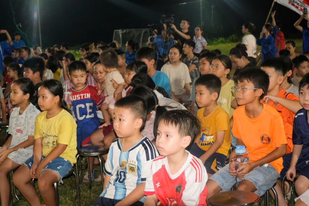 Enfants et familles de la commune de Ứng Thiên rassemblés pour la veillée de clôture de la campagne Hạ Chí 2026