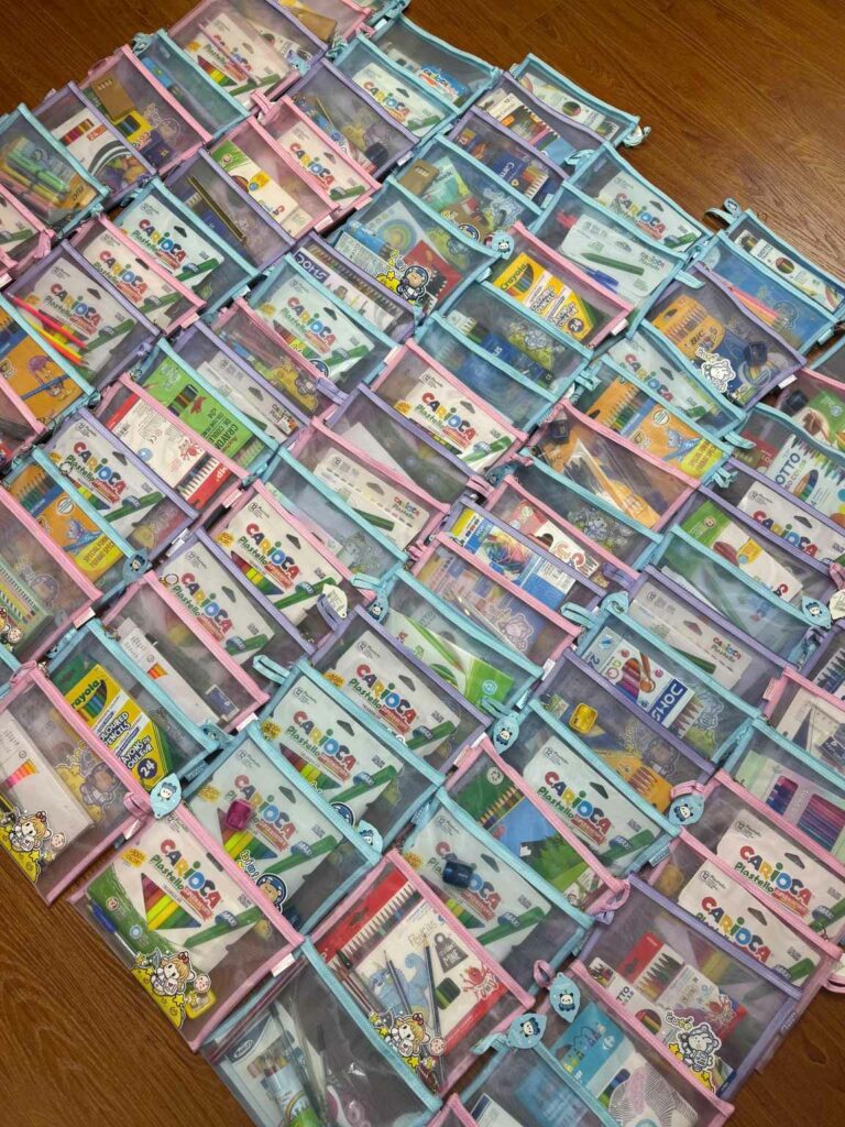 Trousses de fournitures scolaires colorées prêtes à être offertes aux enfants de la commune de Ứng Thiên, Hà Nội