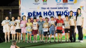 Des fournitures scolaires pour les enfants de la campagne « Hạ Chí 2026 »