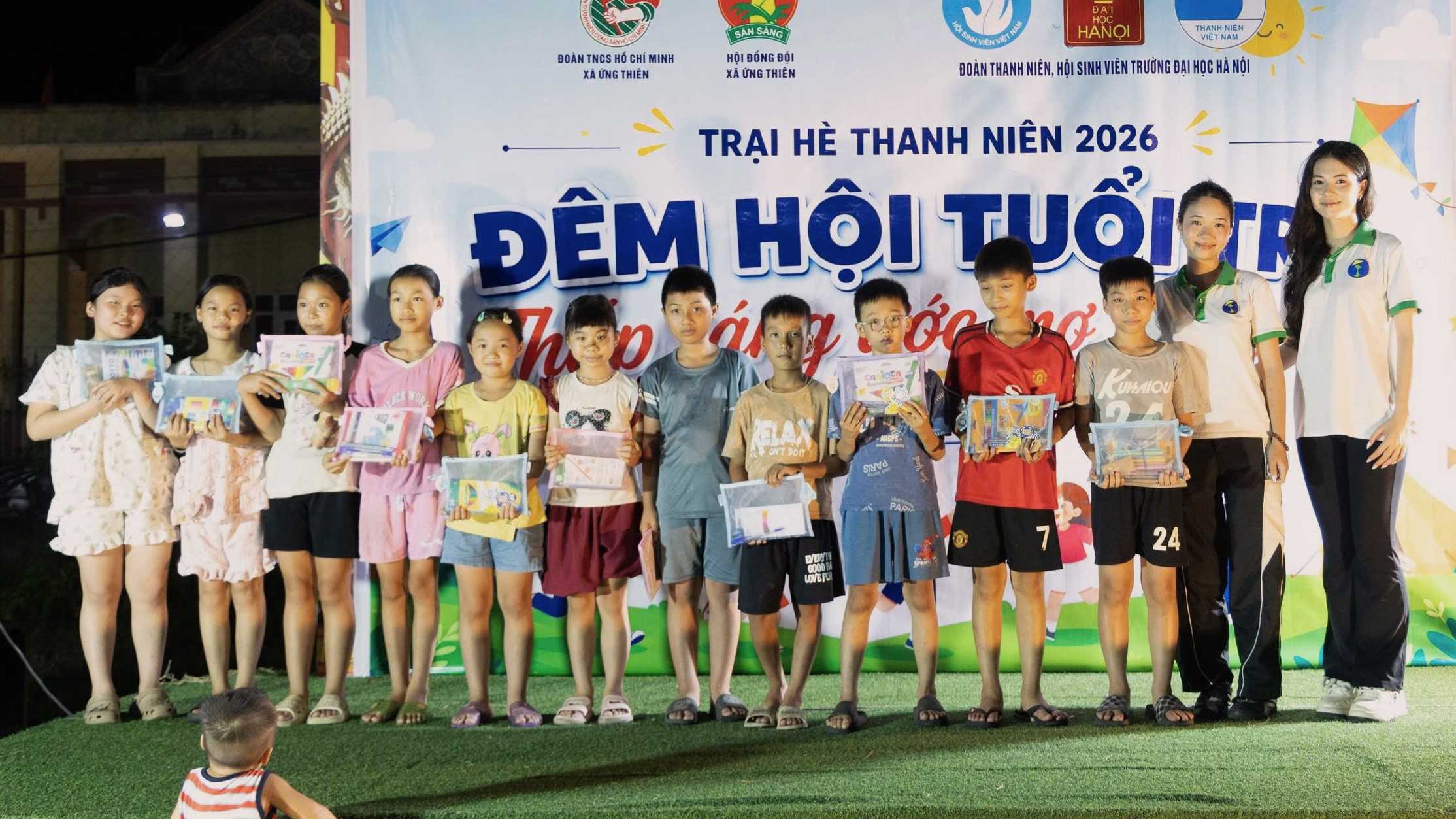 Des fournitures scolaires pour les enfants de la campagne « Hạ Chí 2026 »