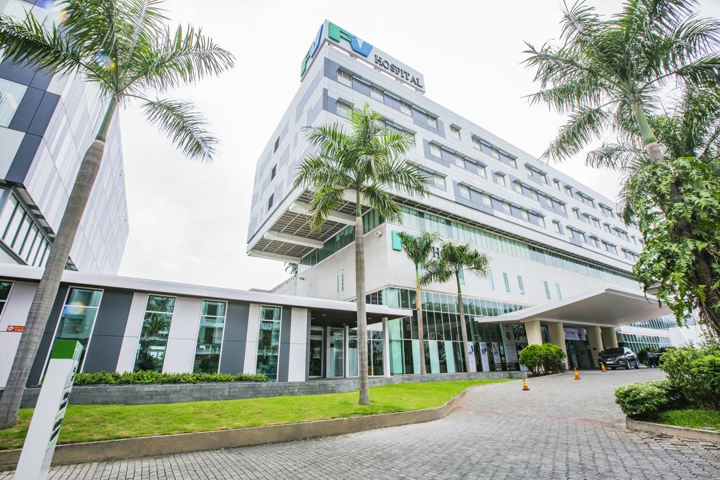 Façade de FV Hospital (Hôpital Franco-Vietnamien) à Hô Chi Minh-Ville, entourée de palmiers