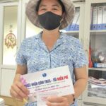 L'équipe d'Horizon Vietnam Travel remet un bon repas gratuit à un patient de l'Hôpital National de Pneumologie
