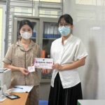 Un patient savoure son repas offert par Horizon Vietnam Travel à la cantine de l'hôpital