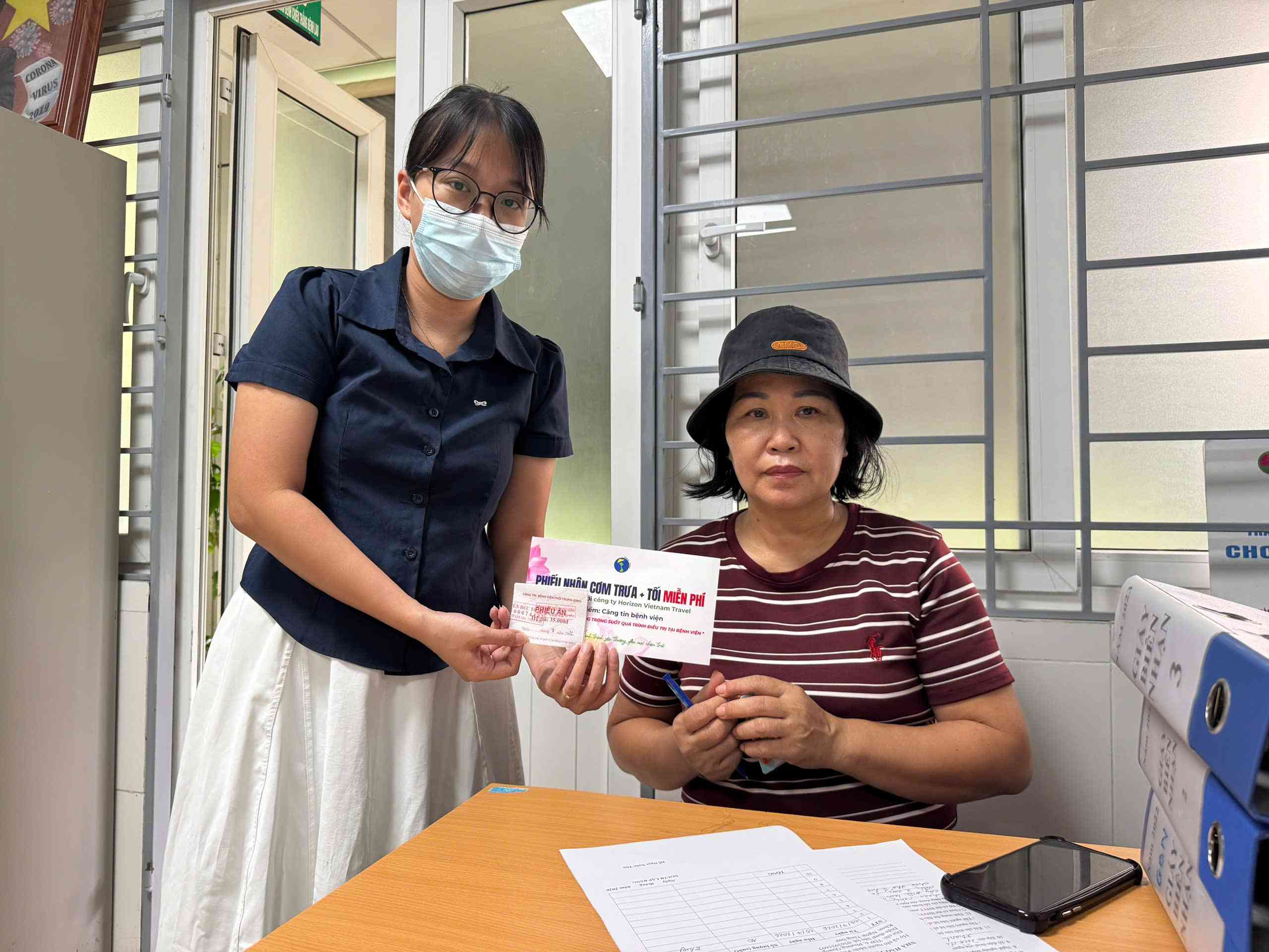 Remise de bons repas gratuits par Horizon Vietnam Travel