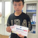 L'équipe d'Horizon Vietnam Travel remet un bon repas gratuit à un patient de l'Hôpital National de Pneumologie