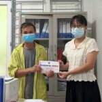 Un patient hospitalisé tient son bon repas offert par Horizon Vietnam Travel