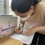 Un patient savoure son repas offert par Horizon Vietnam Travel à la cantine de l'hôpital