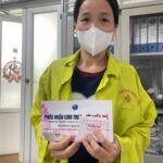 Le personnel du service social de l'hôpital enregistre la distribution des bons repas gratuits
