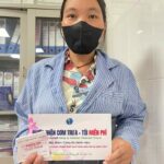 Un membre de l'équipe Horizon Vietnam Travel échange avec un patient lors de la remise des bons repas