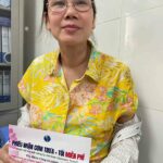 L'équipe d'Horizon Vietnam Travel remet un bon repas gratuit à un patient de l'Hôpital National de Pneumologie