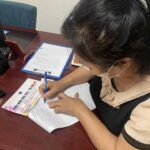 Un patient hospitalisé tient son bon repas offert par Horizon Vietnam Travel