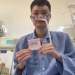 Un patient hospitalisé tient son bon repas offert par Horizon Vietnam Travel