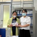 Un patient savoure son repas offert par Horizon Vietnam Travel à la cantine de l'hôpital