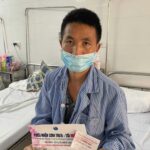 Un patient savoure son repas offert par Horizon Vietnam Travel à la cantine de l'hôpital