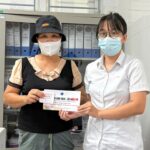 L'équipe d'Horizon Vietnam Travel remet un bon repas gratuit à un patient de l'Hôpital National de Pneumologie