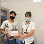 Un patient hospitalisé tient son bon repas offert par Horizon Vietnam Travel