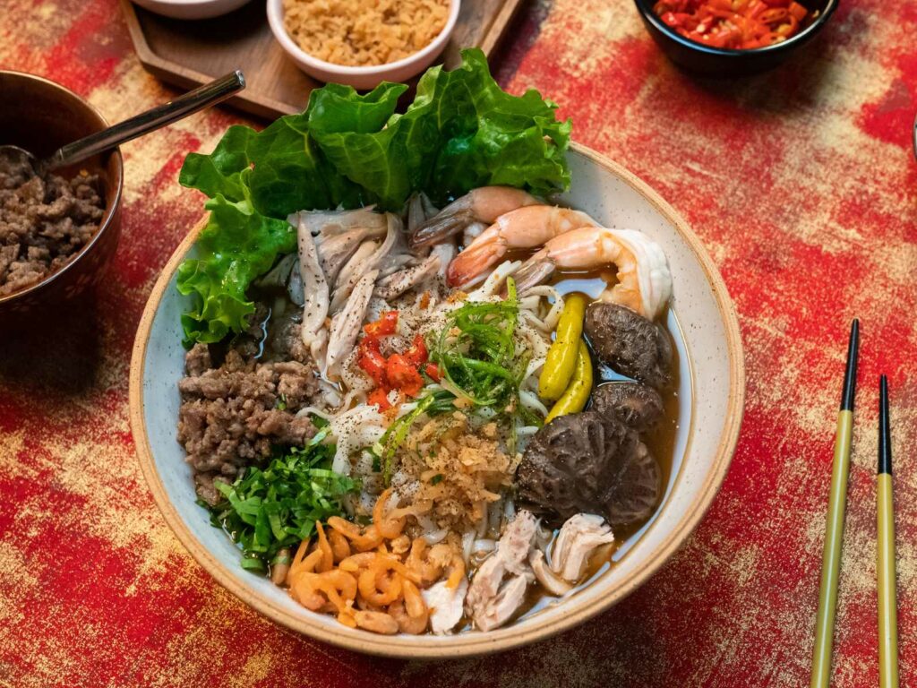 Kuy teav, soupe de nouilles de riz au porc et aux herbes fraîches