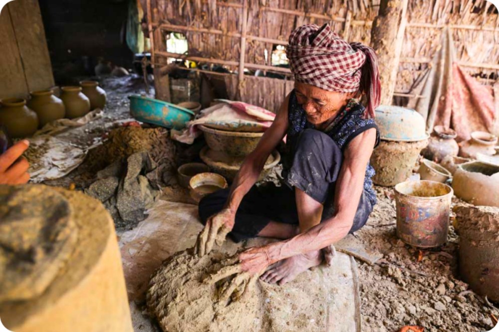 Poterie traditionnelle dans un village de potiers de Kampong Chhnang