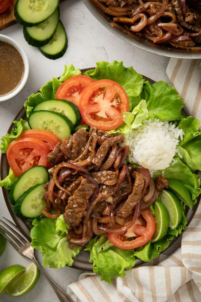 Lok lak, lamelles de bœuf sauté servies avec riz et sauce au poivre et citron vert