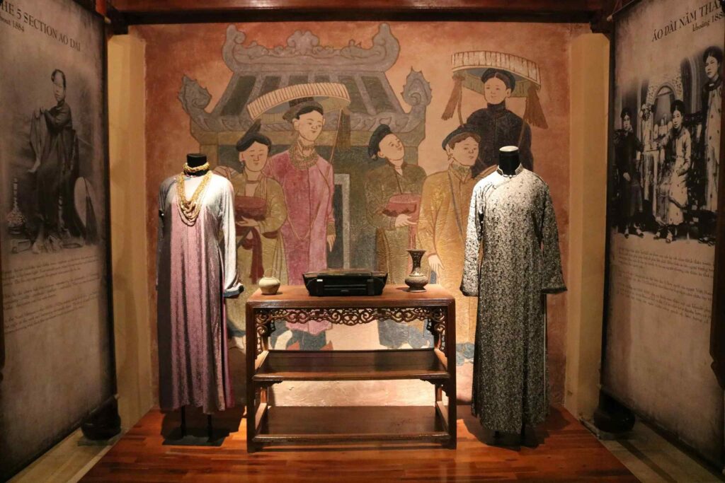 Vitrine du musée de l'Ao Dai présentant plusieurs costumes traditionnels vietnamiens