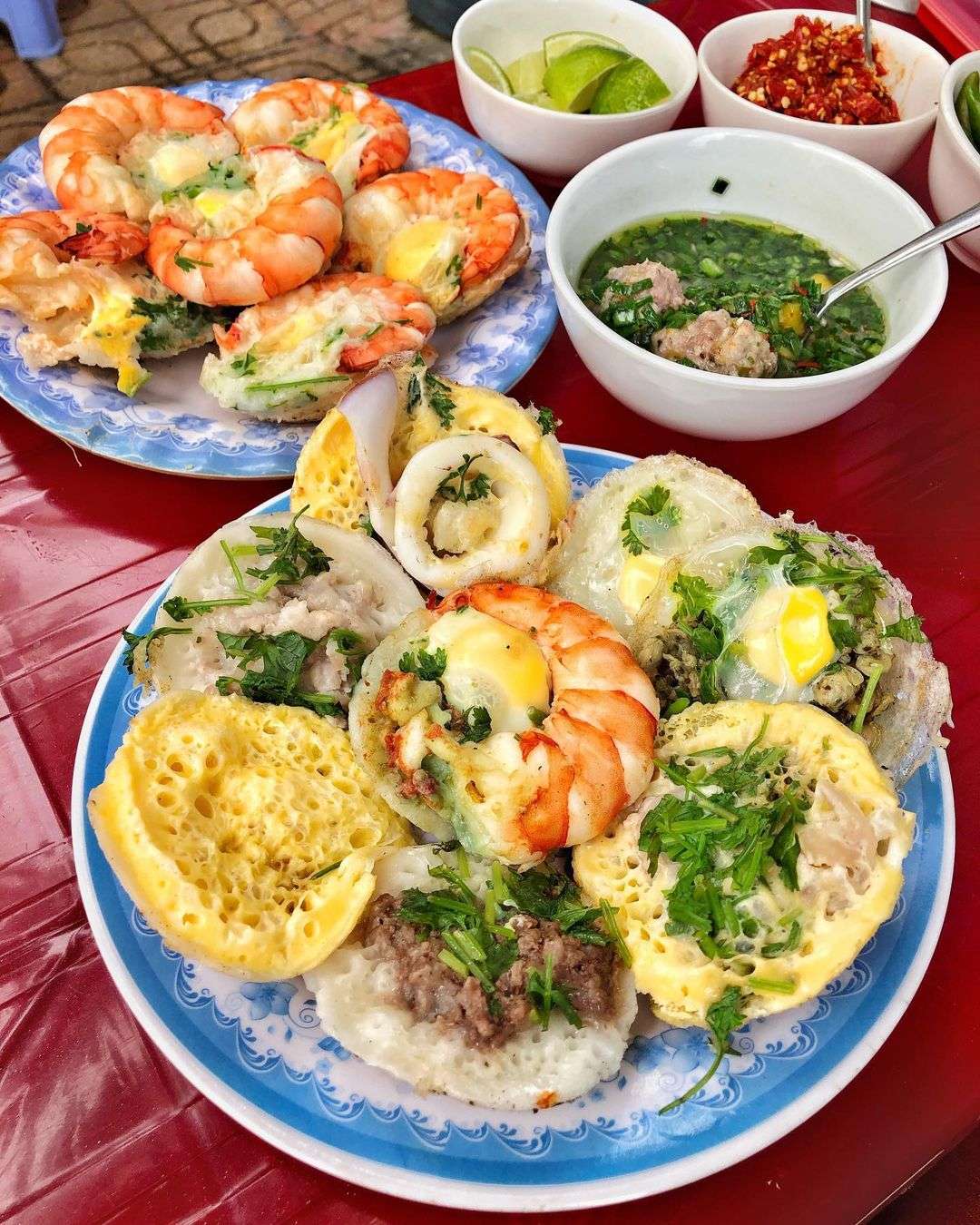 Banh can, galettes de riz vietnamiennes cuites dans des moules en terre, garnies de crevettes et servies avec sauce et citron vert a Nha Trang