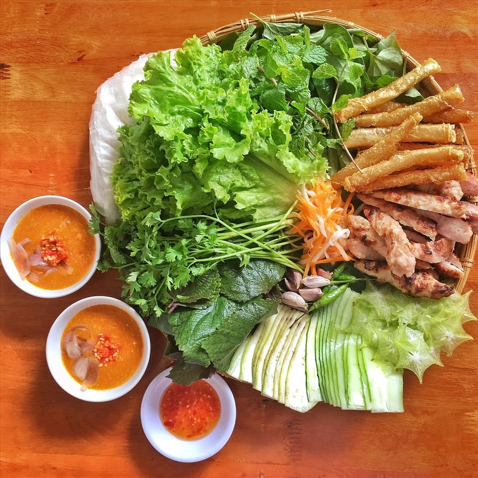 Nem nuong Ninh Hoa, brochettes de porc grillees au charbon servies avec herbes fraiches et galettes de riz a Nha Trang