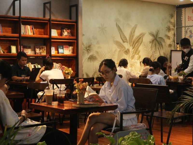 Intérieur d'un café littéraire avec bibliothèque, près de la rue du livre Nguyen Van Binh