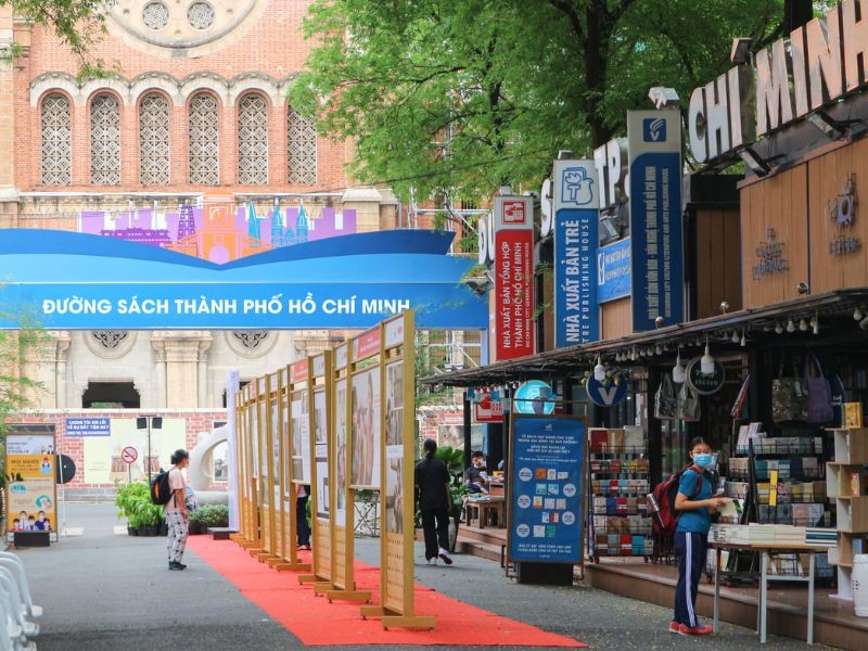Allée d'entrée de la rue du livre Nguyen Van Binh, avec tapis rouge et panneaux d'exposition