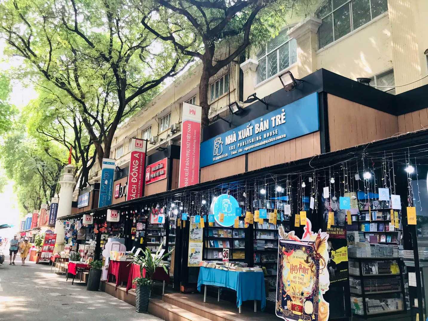 Stand des éditions Tre sur la rue du livre Nguyen Van Binh