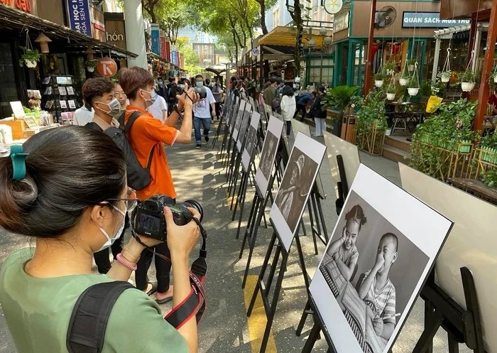 Exposition de photographies en plein air sur la rue du livre Nguyen Van Binh