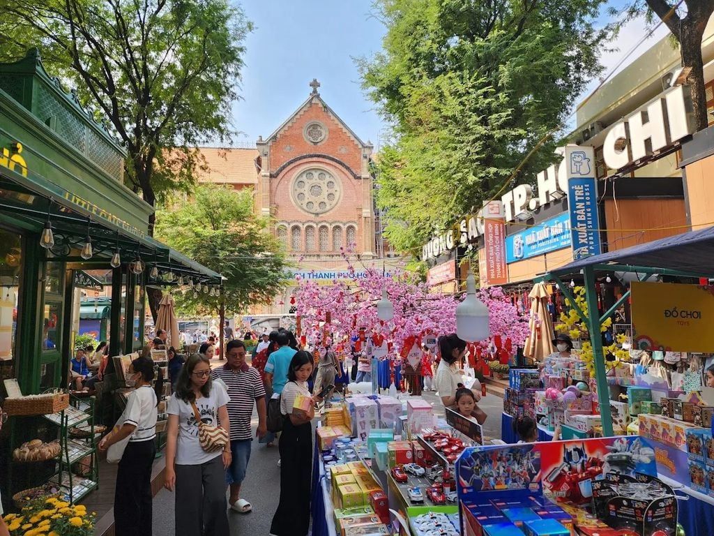 Décorations du Têt avec fleurs de cerisier sur la rue du livre Nguyen Van Binh