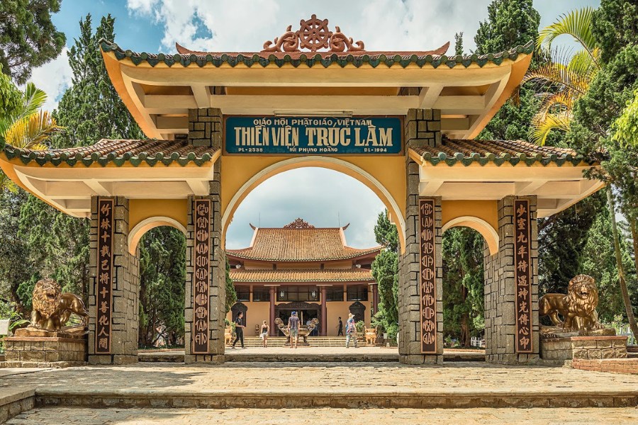 Thien vien Truc Lam, plus grand centre de méditation Thiền du Vietnam, au-dessus du lac Tuyen Lam