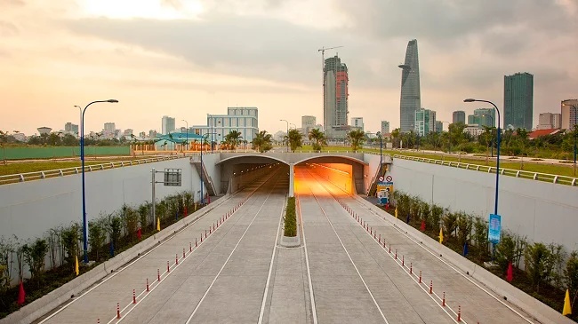 Sortie de l'ouvrage souterrain au coucher du soleil, avec les gratte-ciels du centre-ville
