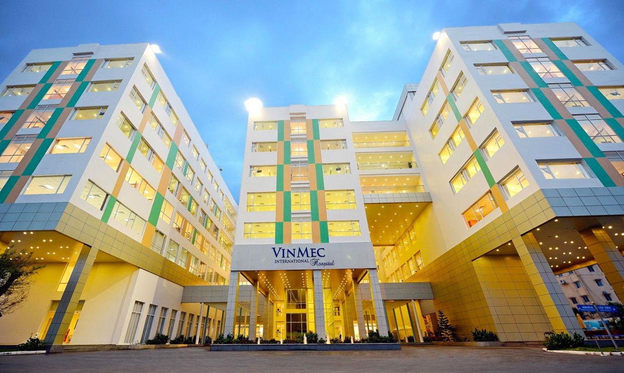 Façade de l'hôpital international Vinmec au Vietnam, illuminée en soirée