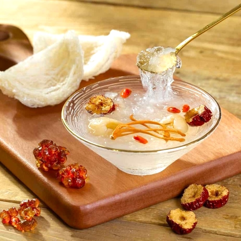 Yen sao (nid d'hirondelle) de Nha Trang, produit de luxe prepare en soupe sucree, specialite haut de gamme de la region