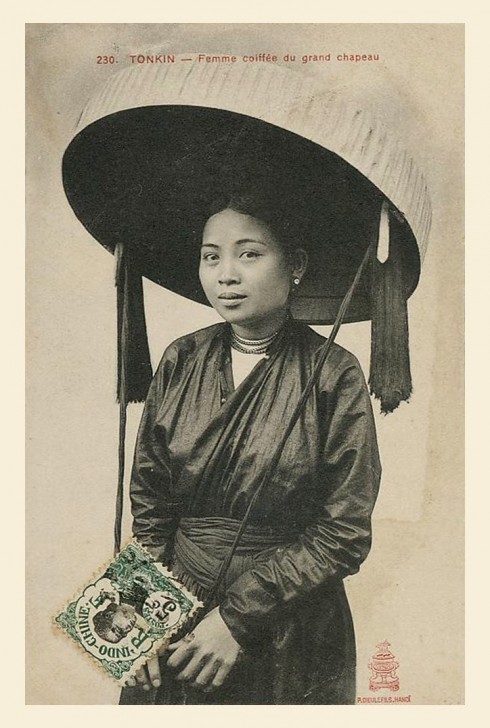 Femme vietnamienne portant le grand chapeau traditionnel, évocation du costume ancien ao giao lanh