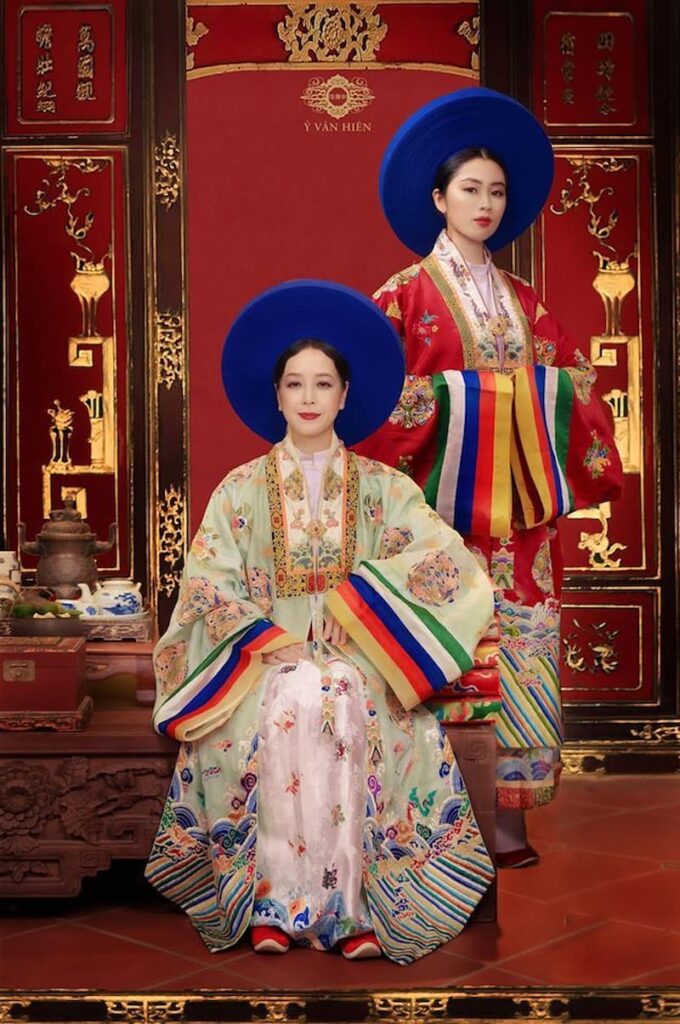 Femmes vêtues de l'ao nhat binh, robe de cour portée par les femmes nobles sous la dynastie Nguyen