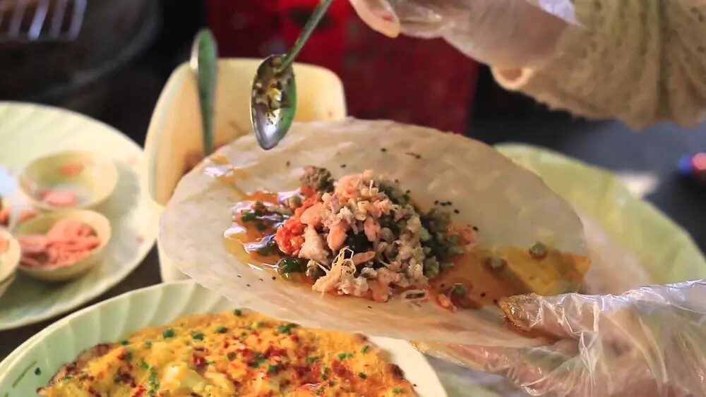 Specialite de street food degustee pres de la rue pietonne Nguyen Hue