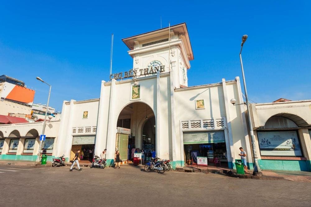 Façade principale du marché de Ben Thanh à Ho Chi Minh-Ville